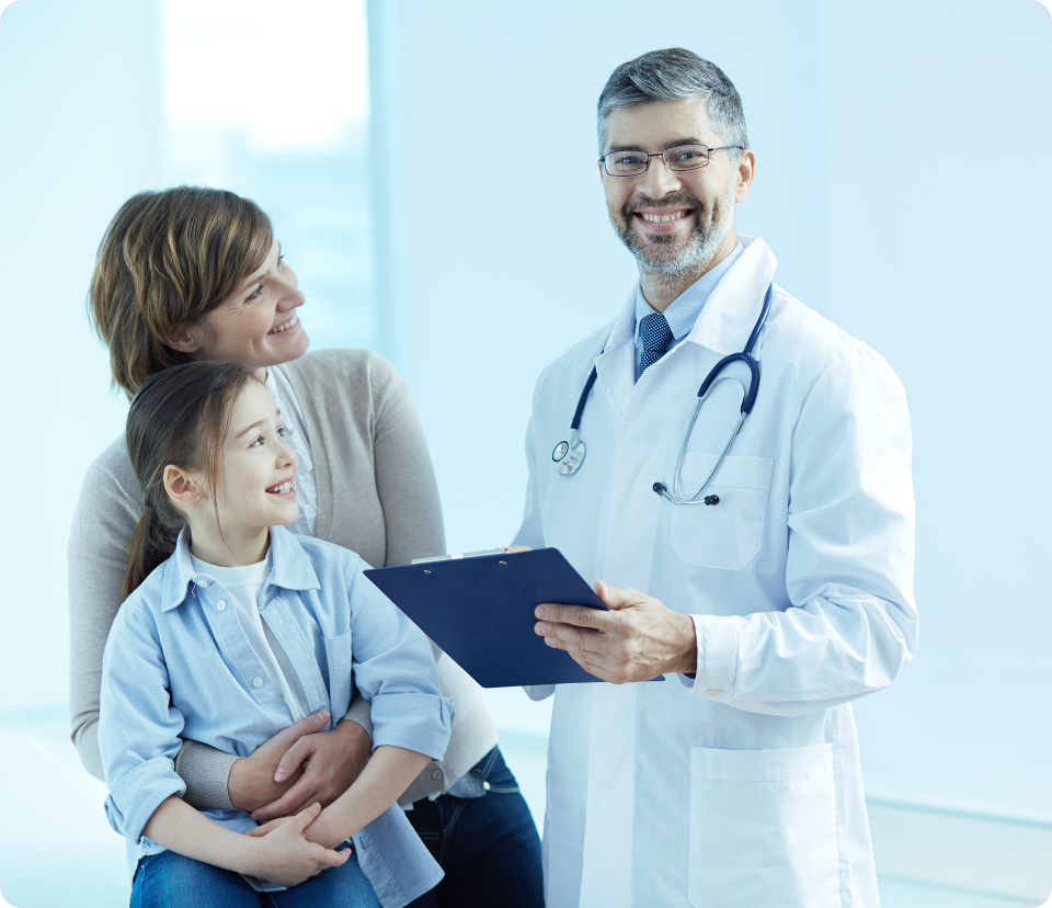 um doutor feliz com pacientes segurando uma prancheta